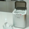 Máquina De Gelo Suggar Mg1501pr na mesa