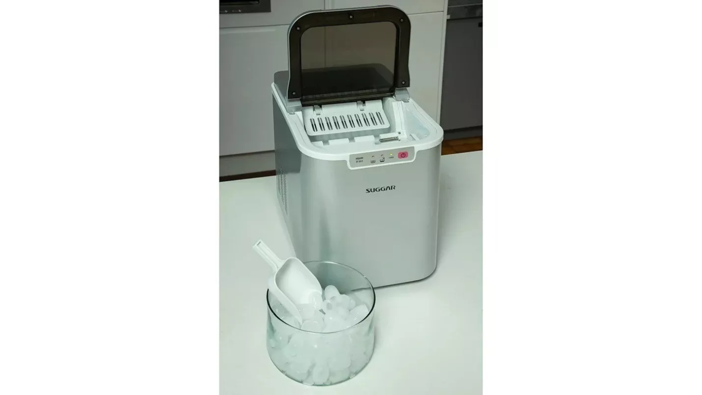 Máquina De Gelo Suggar Mg1501pr na mesa com pá