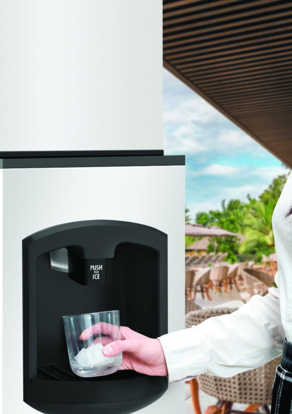 Pegando gelo com a Máquina de Gelo com Dispenser Automático SK420D 180kg dia